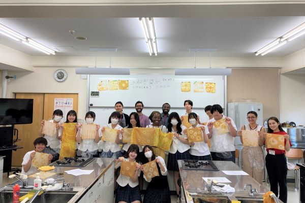  玉ねぎ染めで手ぬぐいづくり     